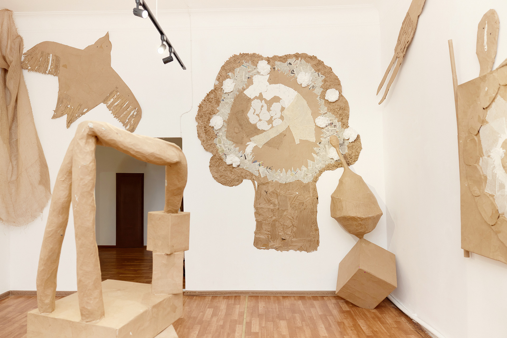 Экспозиция выставки «Вино из одуванчиков»