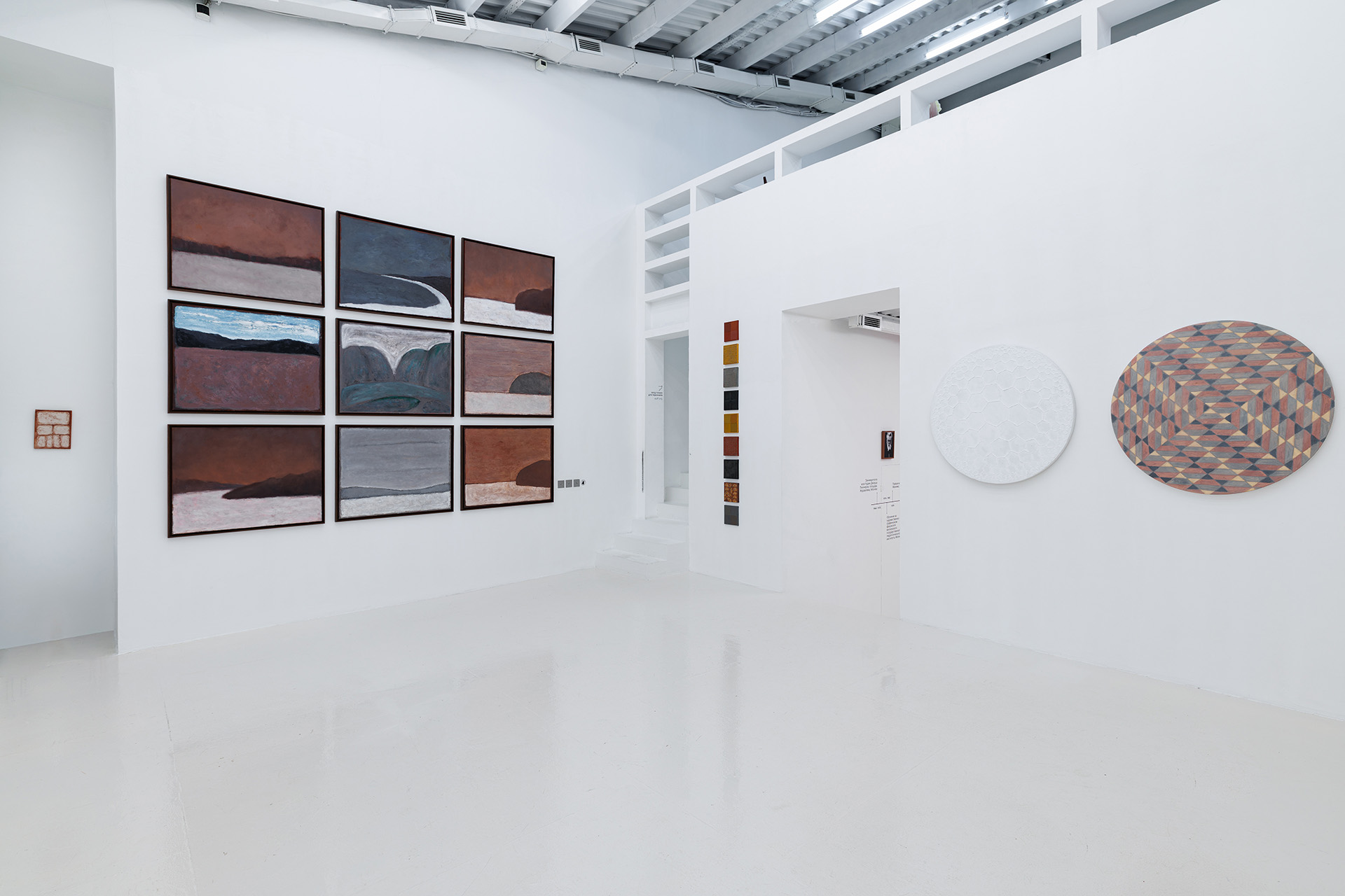 Экспозиция выставки «Надкультурный Абсолют или чувственное исследование времени»