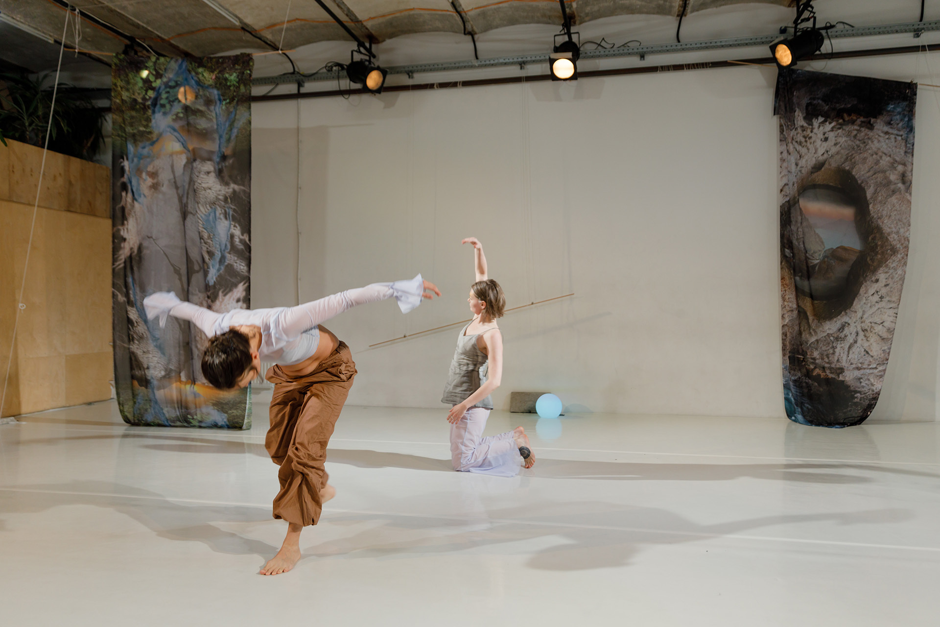 Сцена из постановки «И мир бы стал лучшим местом»