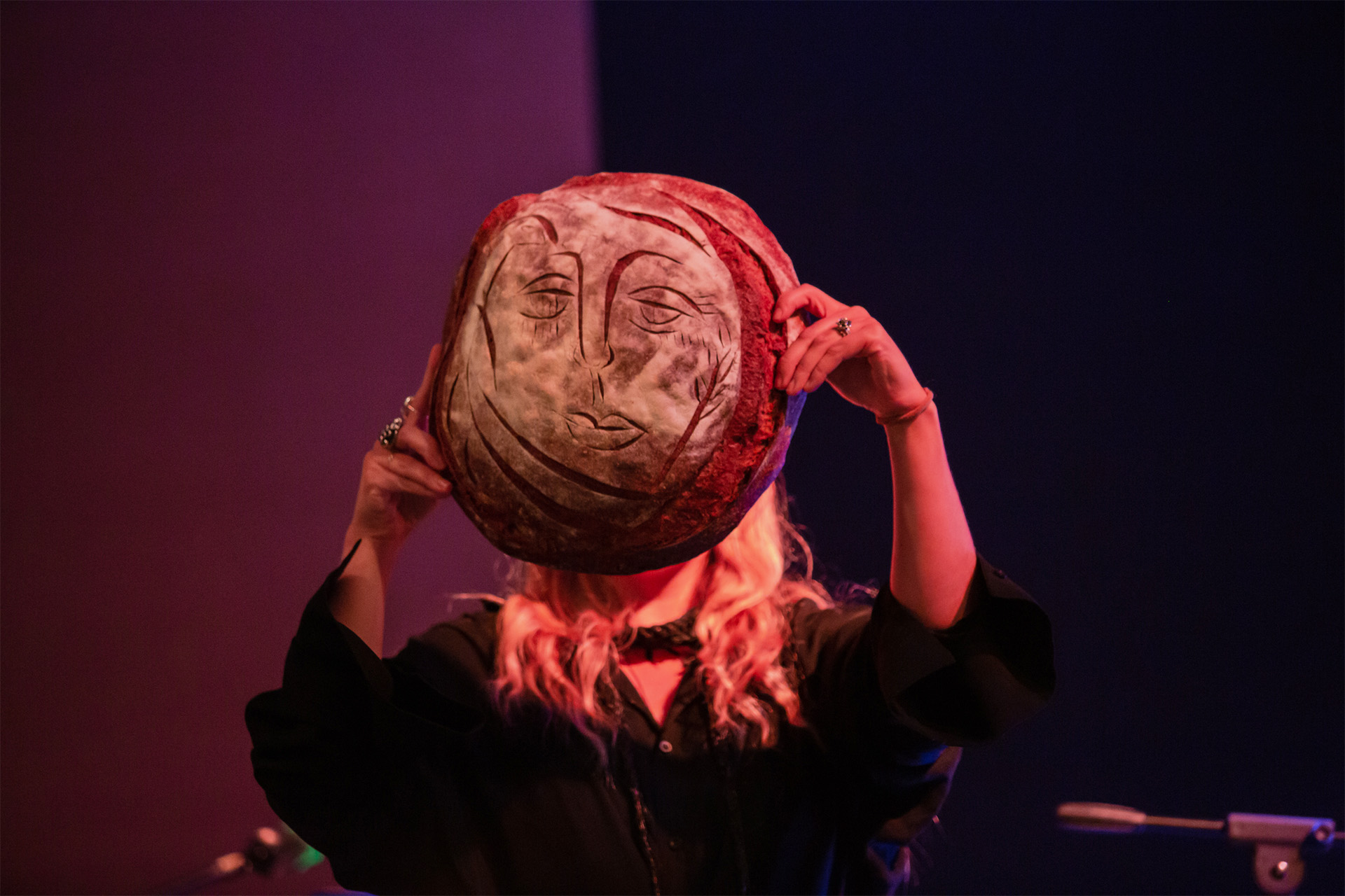 Перформанс-читка «Девочка, наступившая на хлеб»