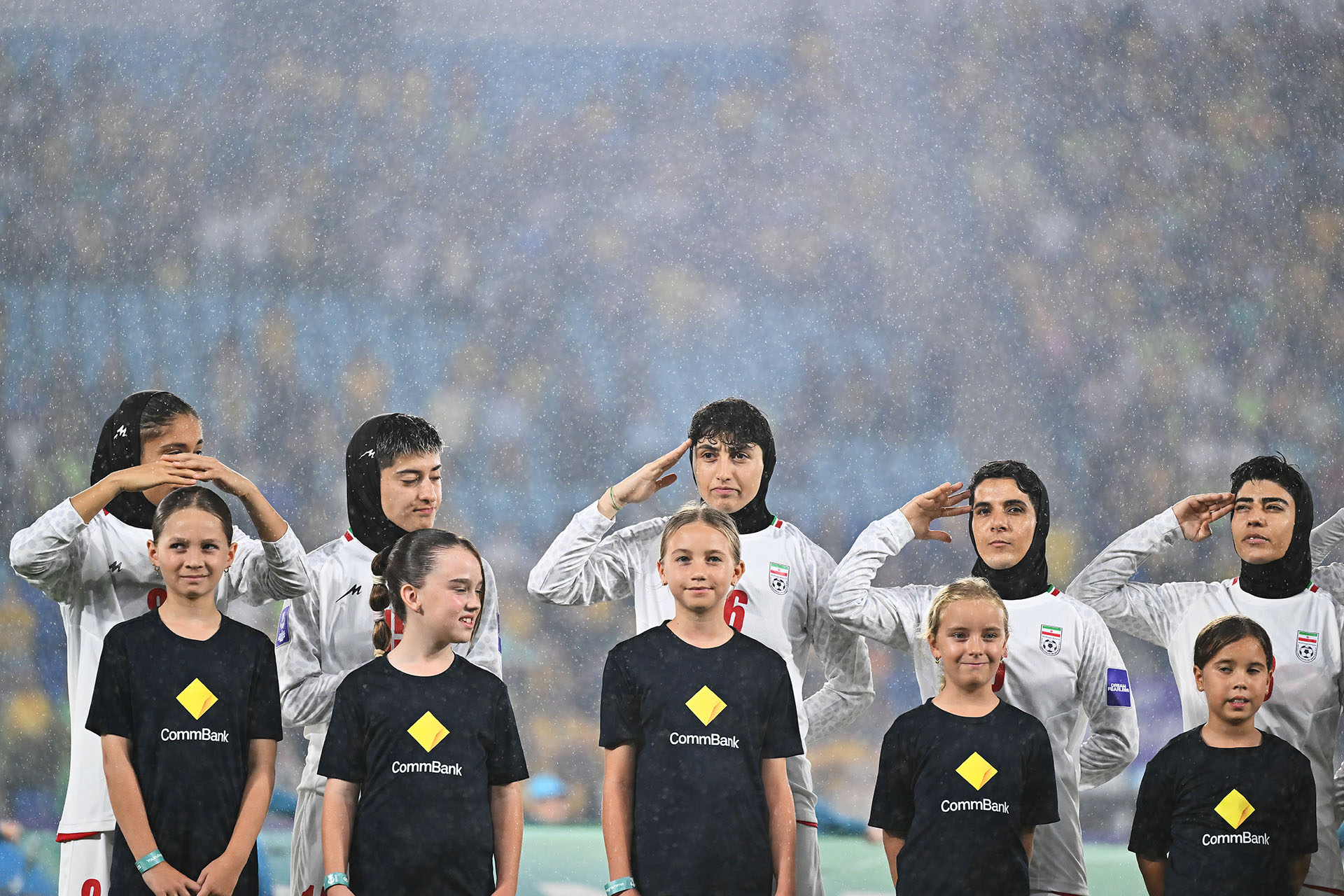 Участницы сборной Ирана по футболу во время исполнения национального гимна перед матчем Кубка Азии среди женщин 2026 года, 5 марта 2026 года