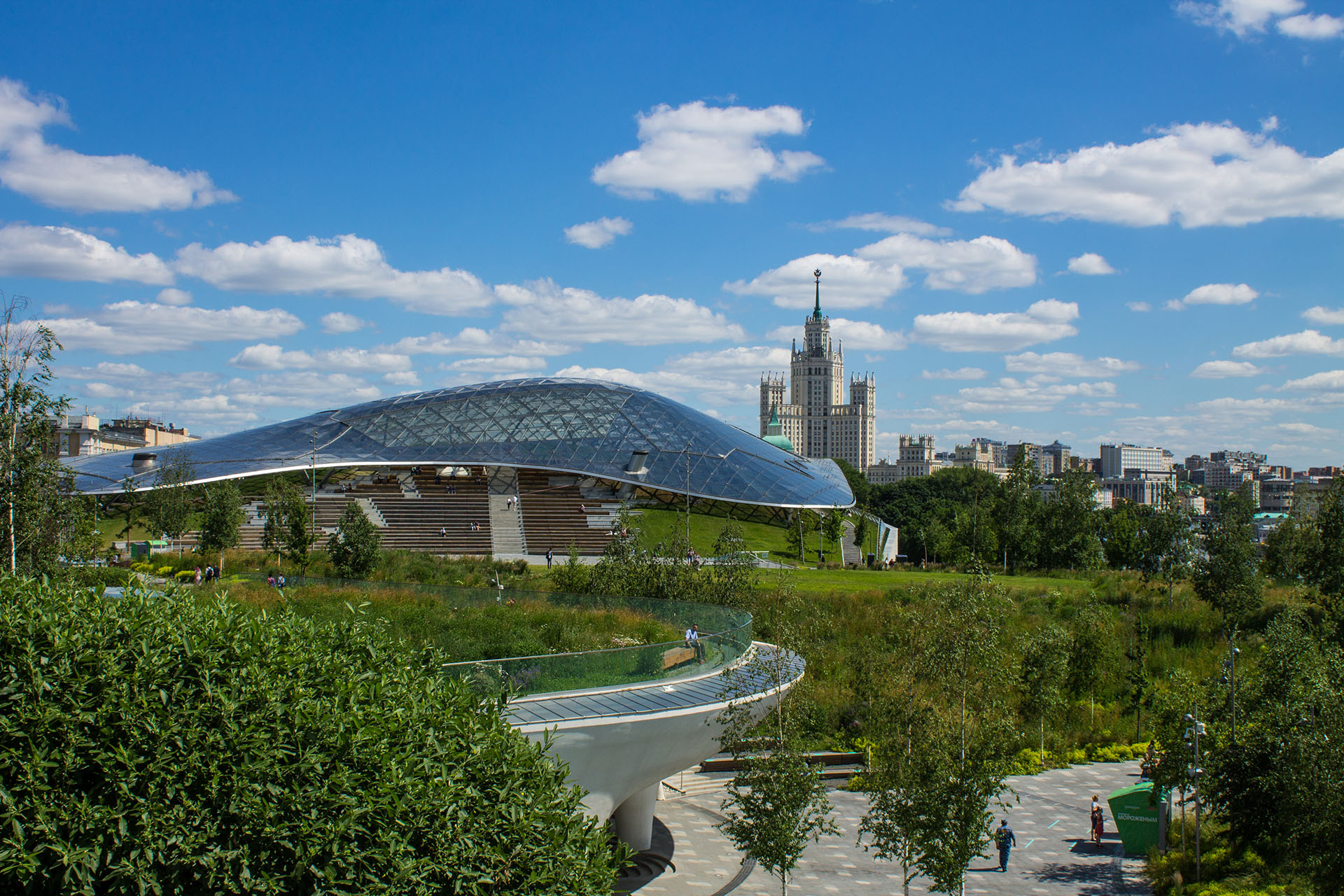 Парк «Зарядье», вид на высотку на Котельнической набережной, Москва