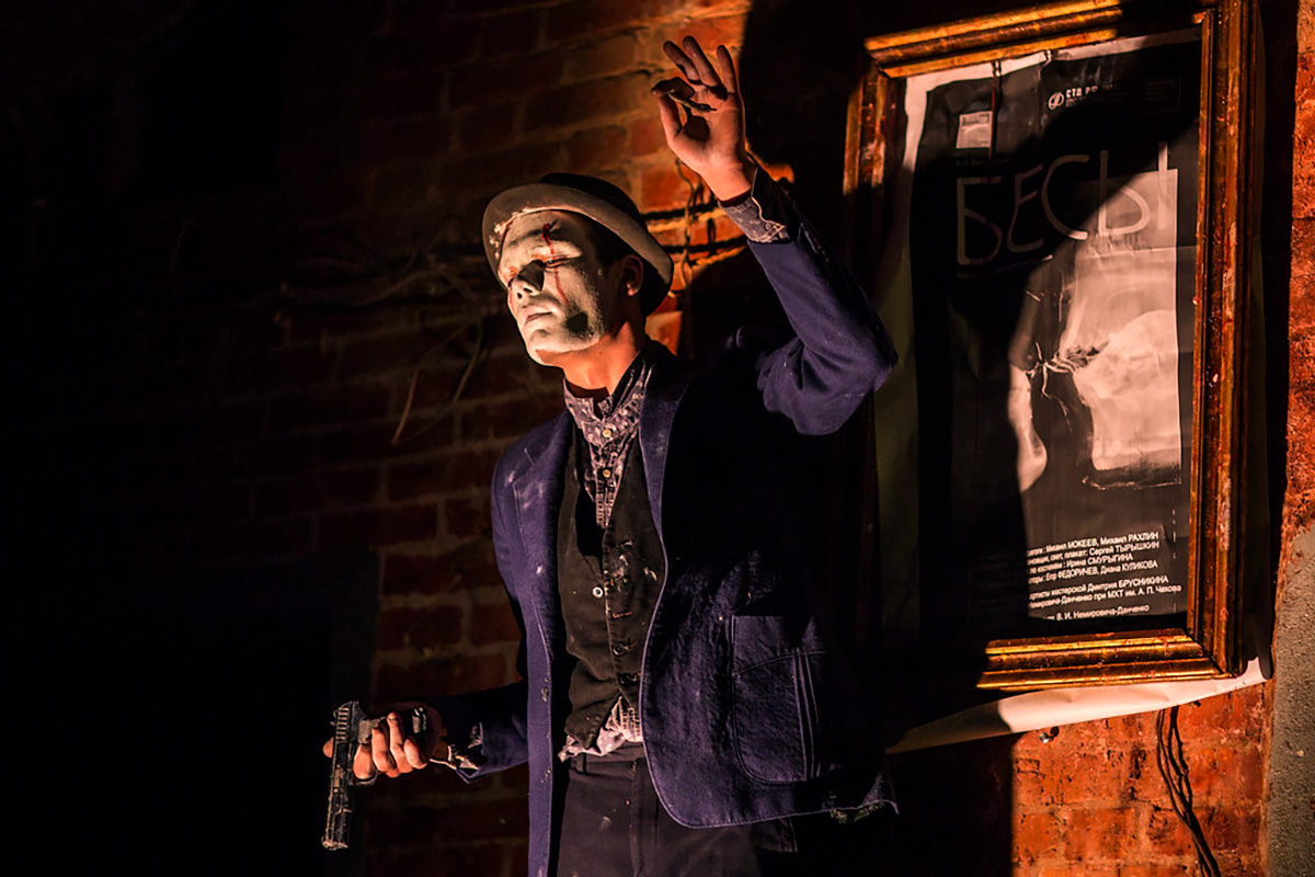 Сцена из спектакля «Бесы»