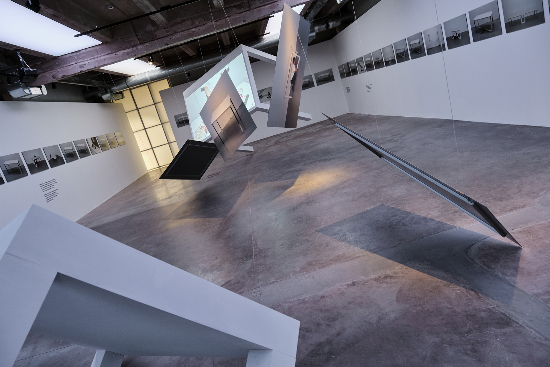 Экспозиция выставки «Это появилось в комнате только в момент падения. До этого момента этого в комнате не было»