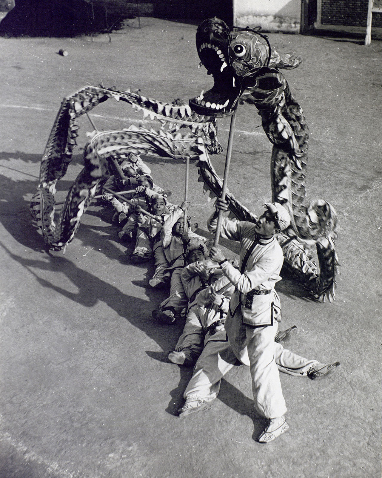 Новый год, праздничный танец с драконами, Китай, 1950-е годы