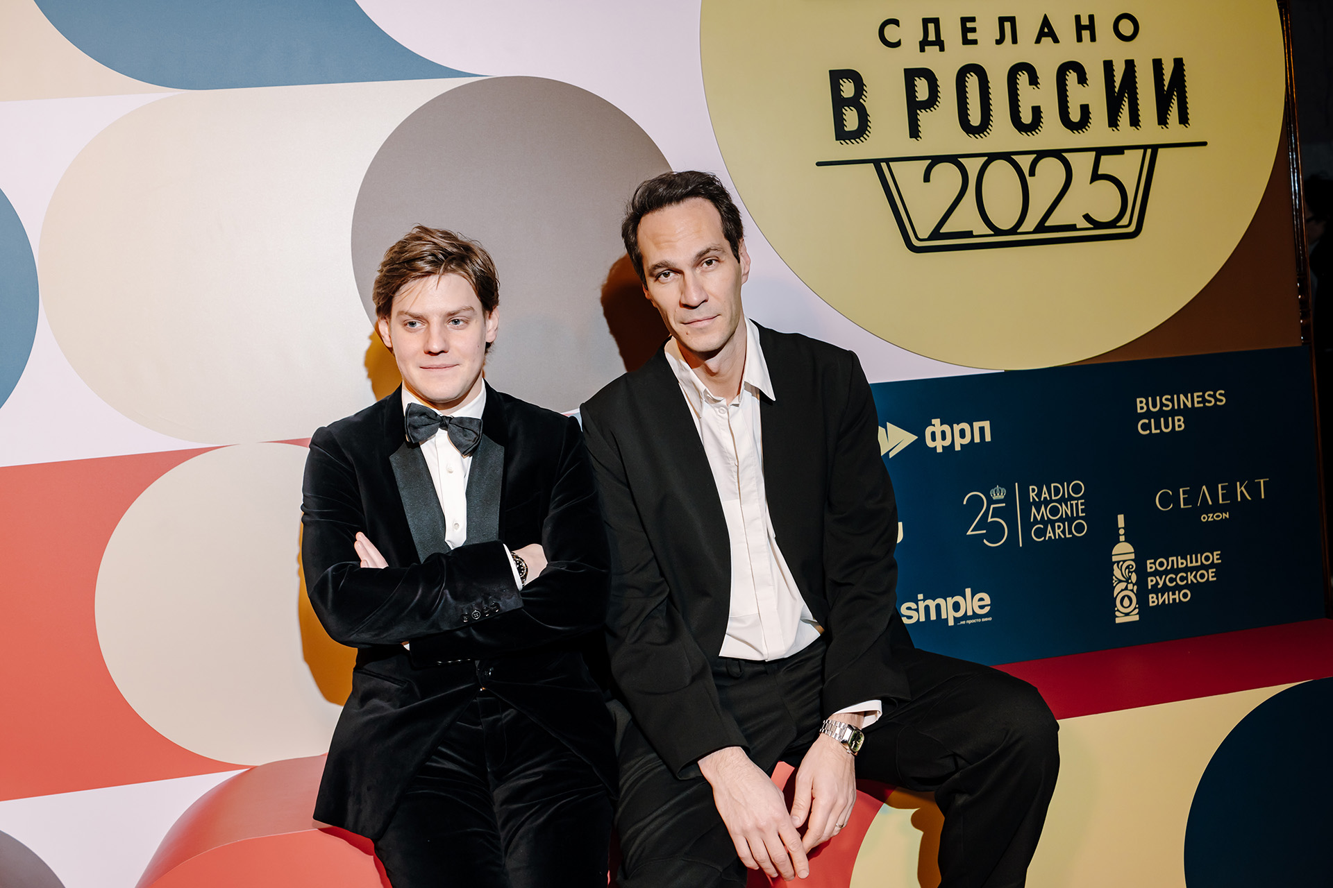 Слева направо: Павел Табаков и Савва Савельев на церемонии премии «Сделано в России 2025»