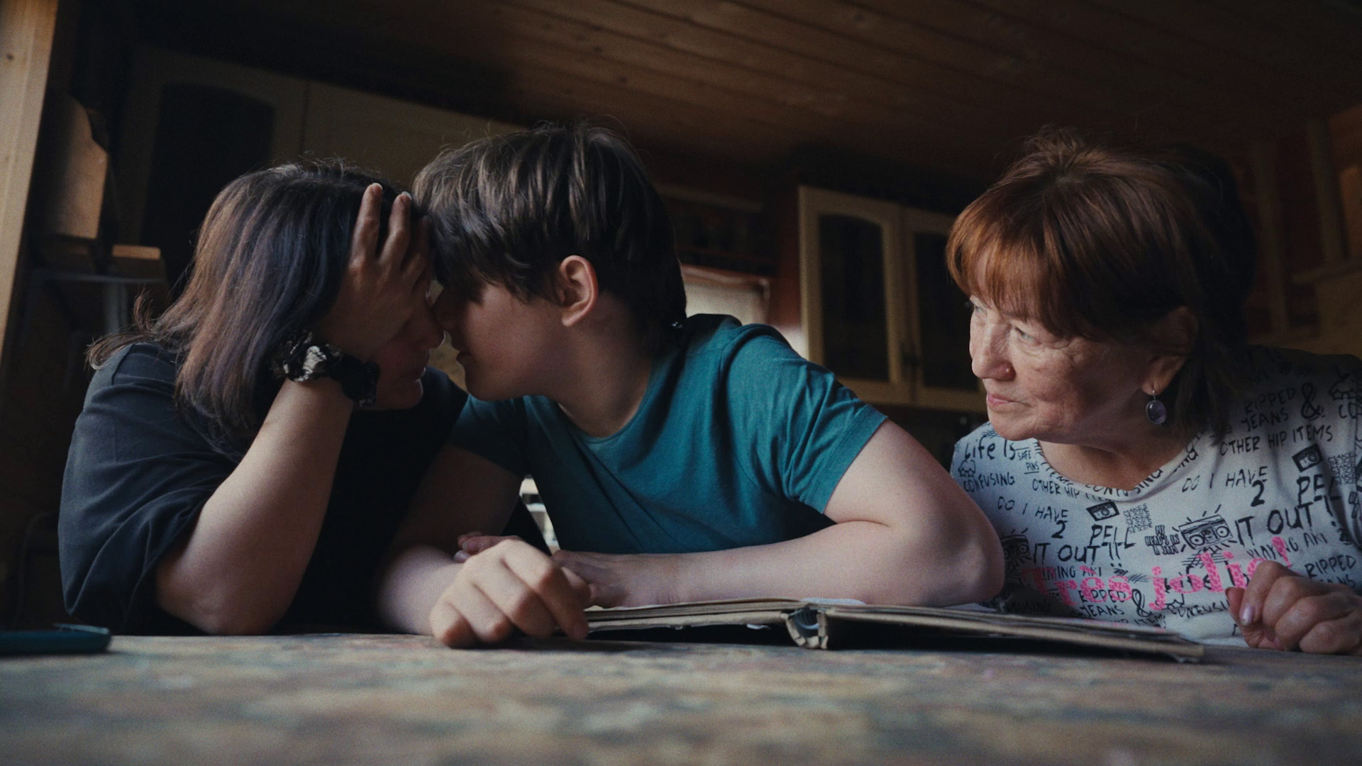 Кадр из сериала «В Хогвартс я не попал», Захар Шомин с мамой и бабушкой