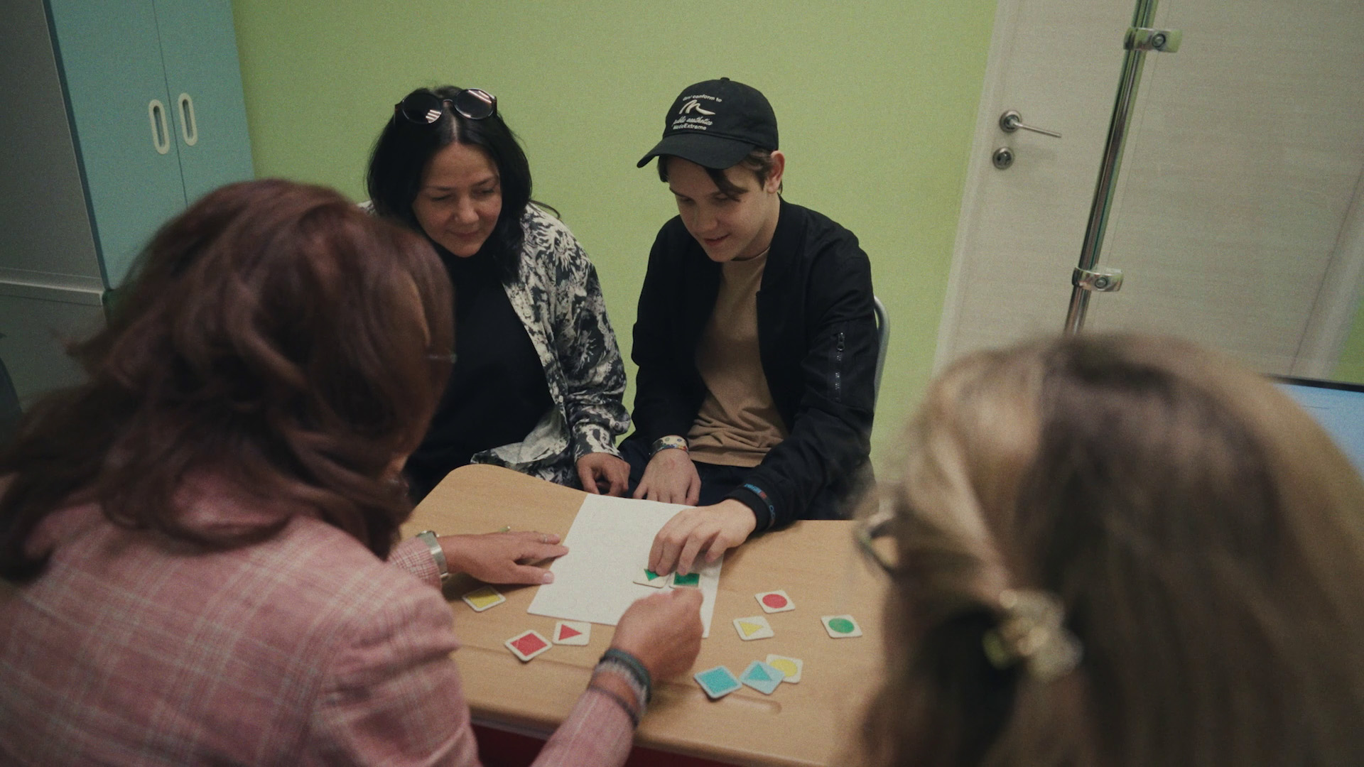 Кадр из сериала «В Хогвартс я не попал», Захар Шомин на занятиях