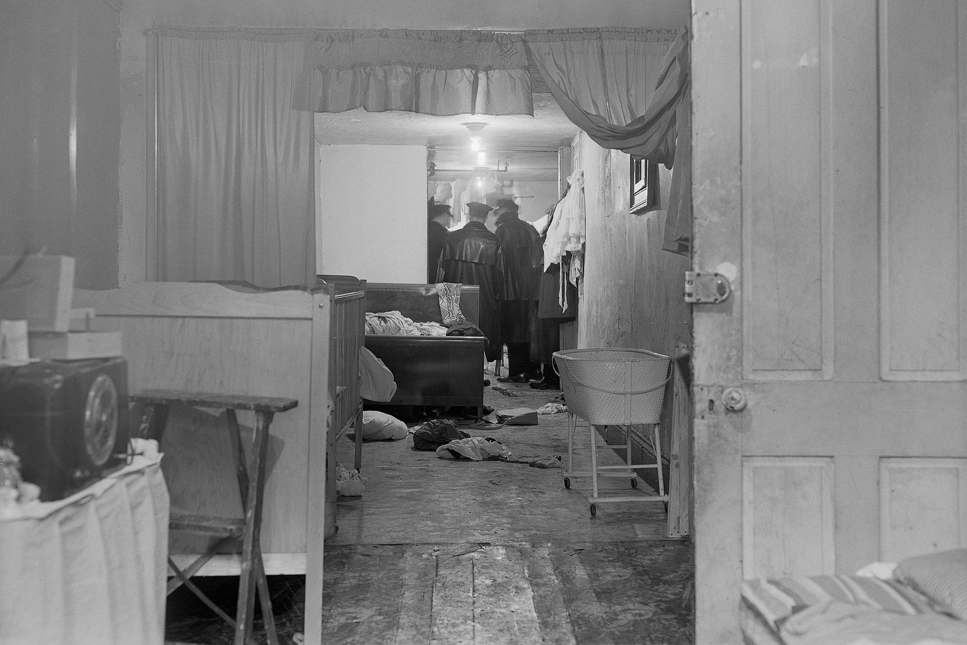  Полиция на кухне трёхкомнатной квартиры в Бруклине, Нью-Йорк, 1956 год