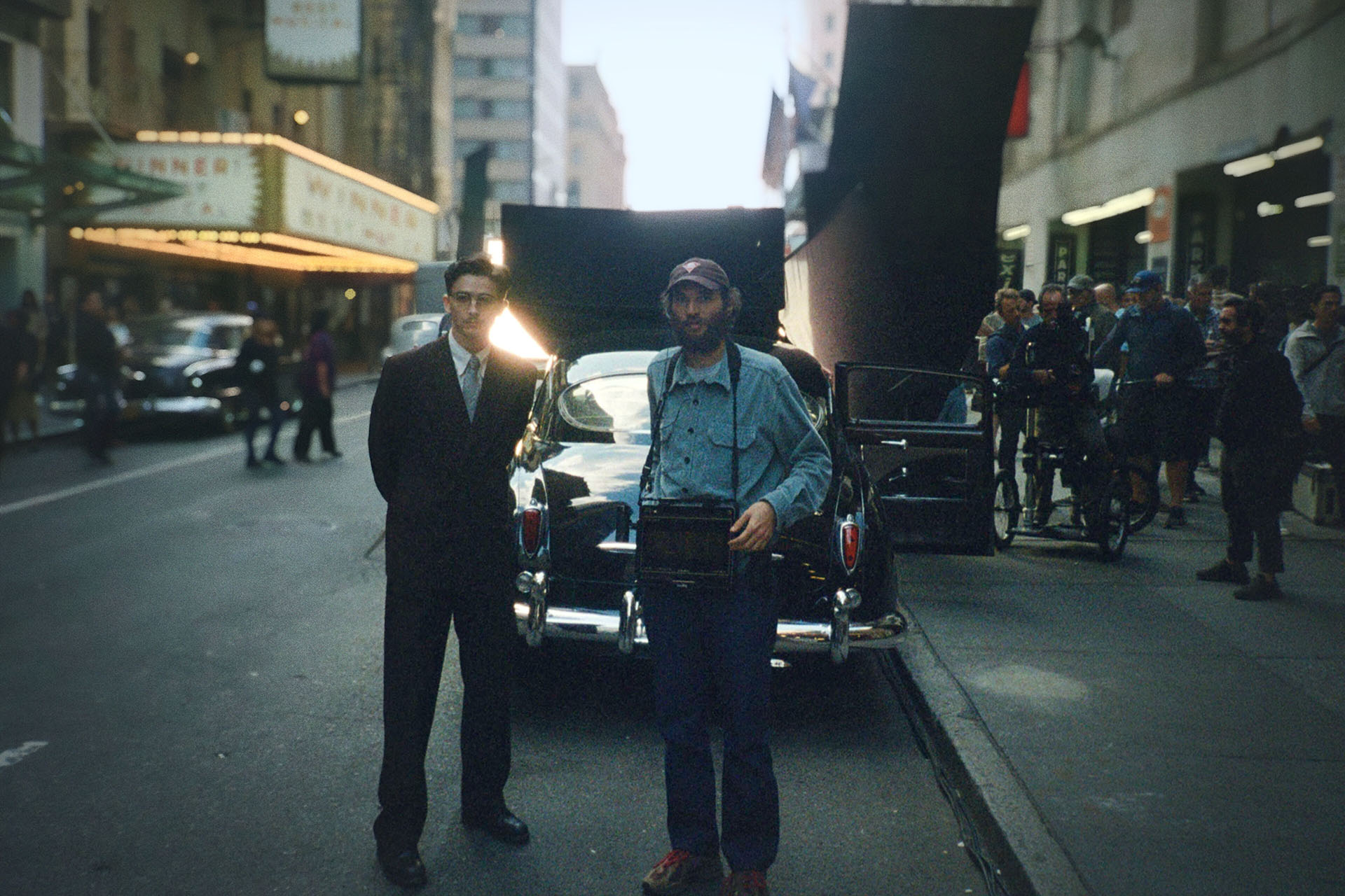 Тимоти Шаламе, исполнитель главной роли, и Джош Сэфди, режиссёр фильма «Марти Великолепный»