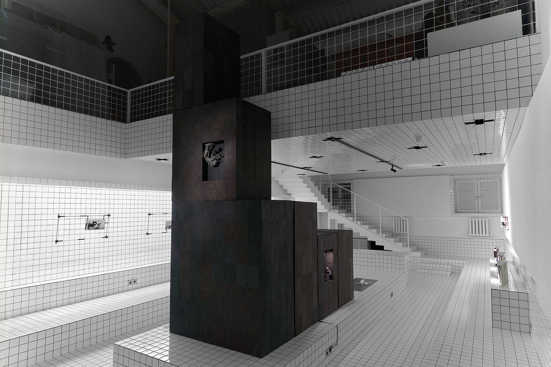 Экспозиция выставки «Doll’s Dream / На плечах слепых гигантов»