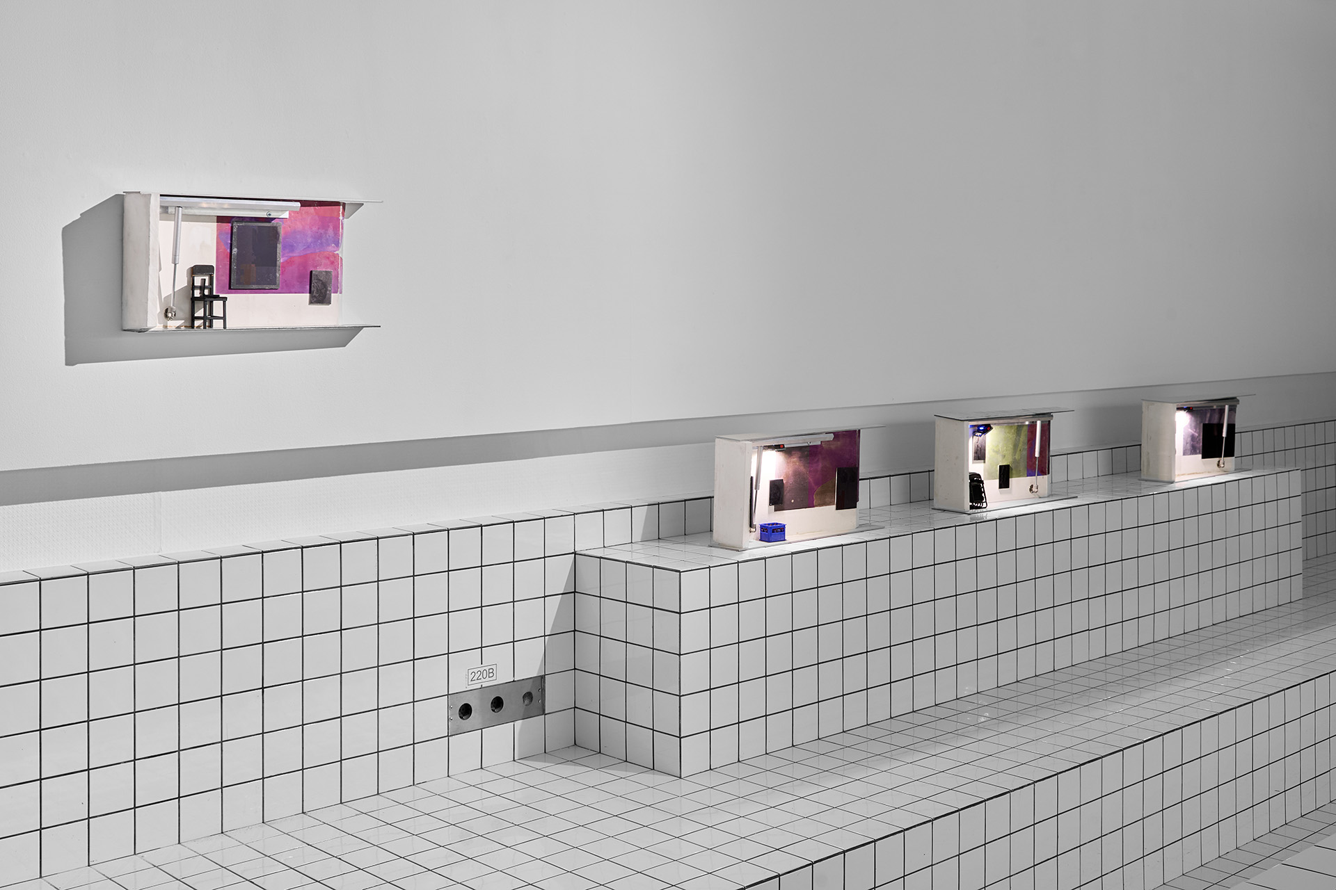 Экспозиция выставки «Doll’s Dream / На плечах слепых гигантов»