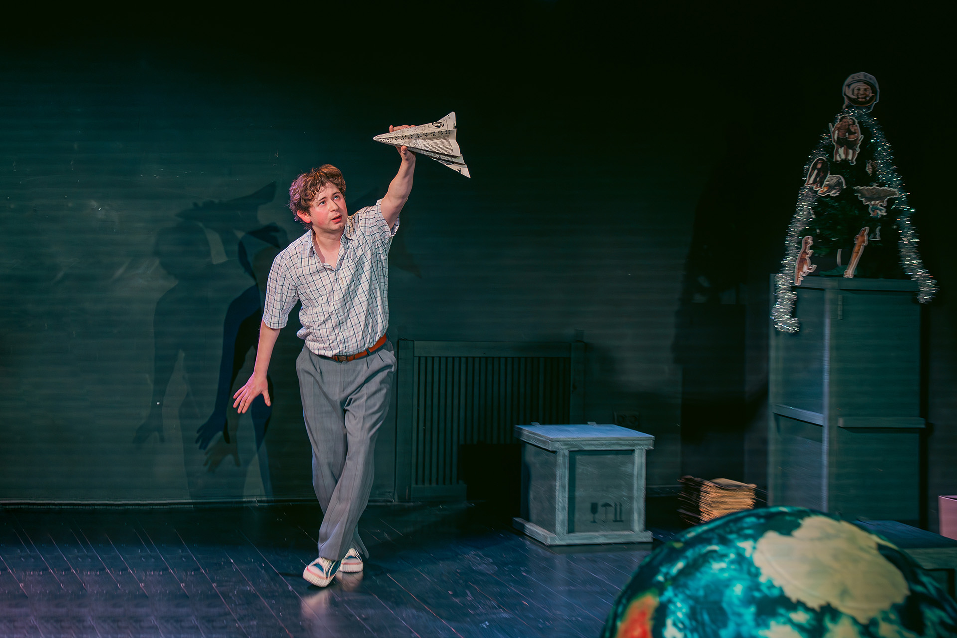 Сцена из спектакля «Небесный почтальон Федя Булкин»