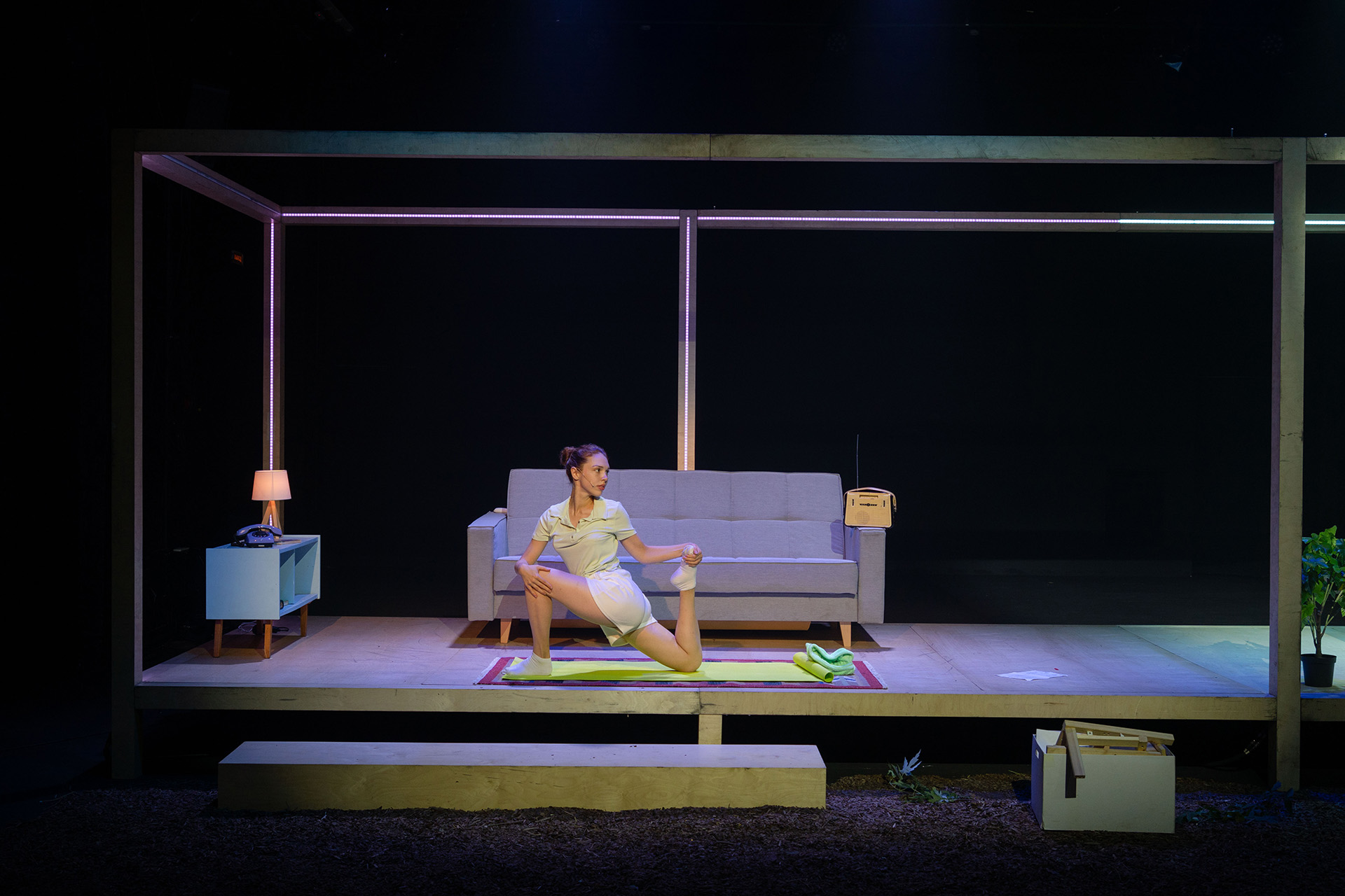 Сцена из спектакля «ODDVAR *при необходимости шлифовать и обрабатывать поверхность»