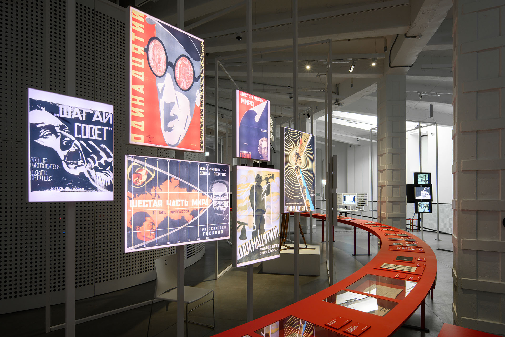 Экспозиция выставки «Дзига Вертов. Киноглаз» 