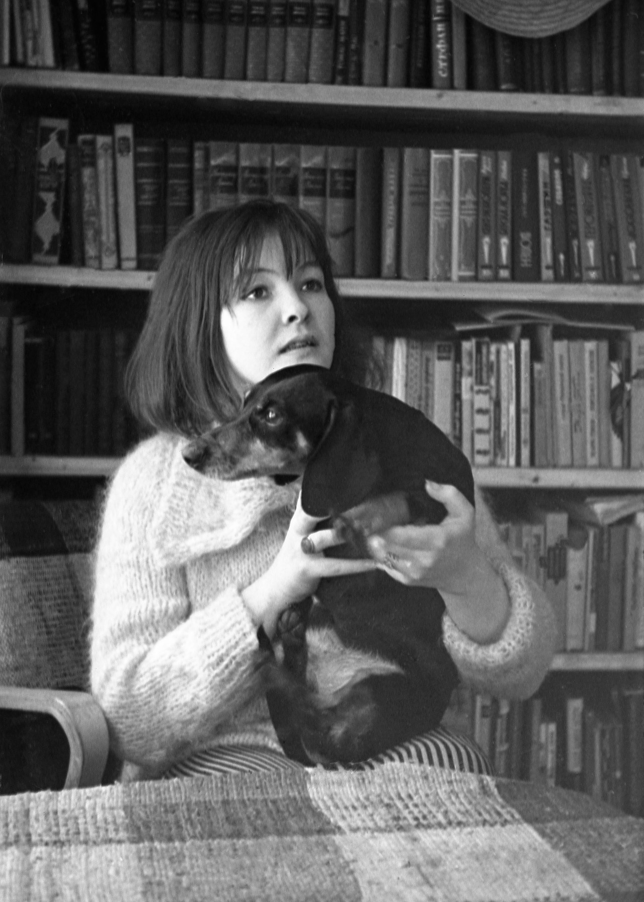 Белла Ахмадулина у себя на даче в Переделкино