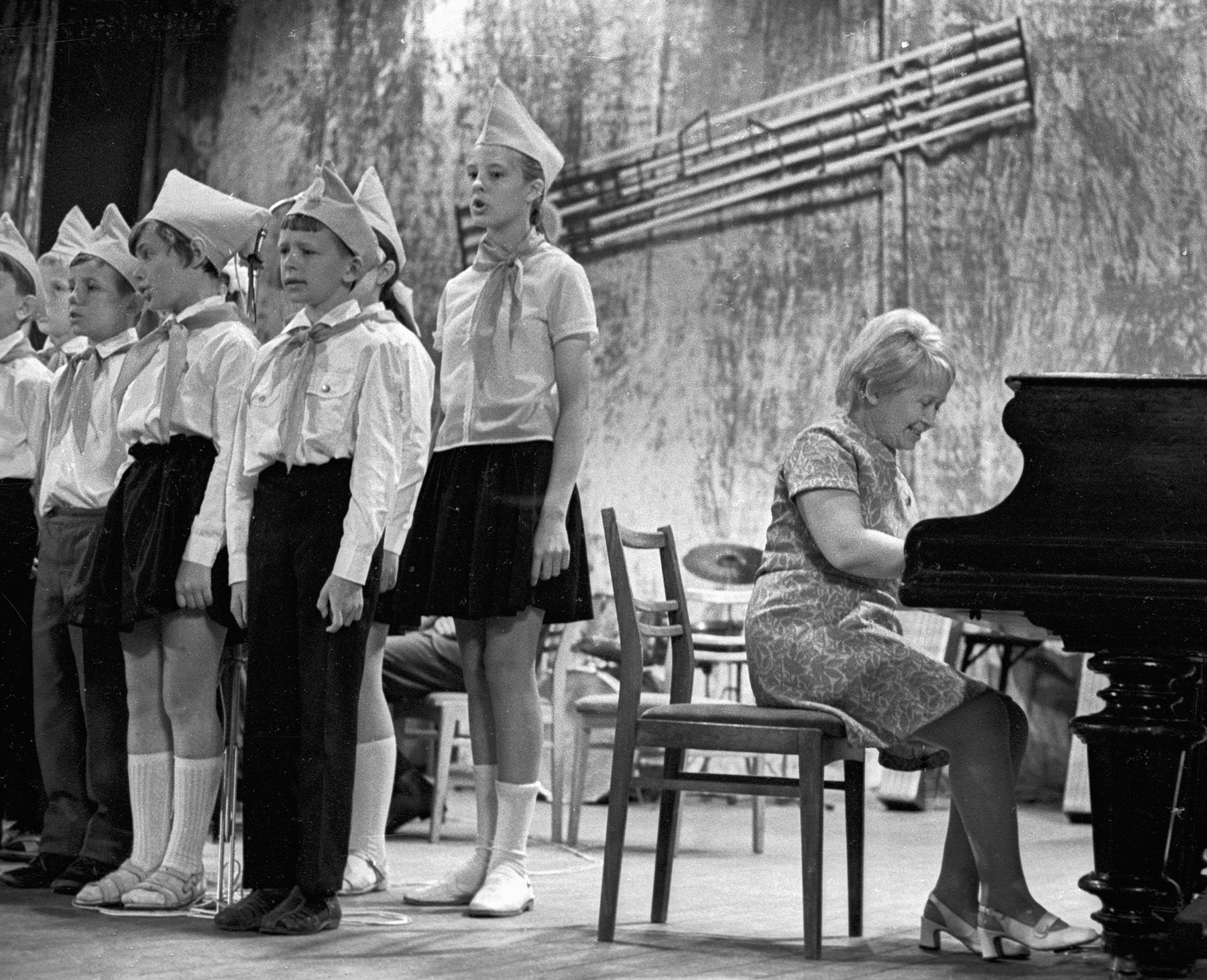 Александра Пахмутова выступает на творческом вечере, посвящённом Всемирному фестивалю молодежи и студентов в Берлине